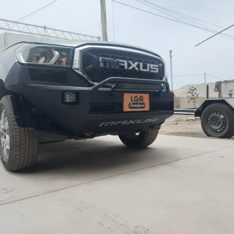 Pickup Maxus con bumper frontal negro y faros integrados