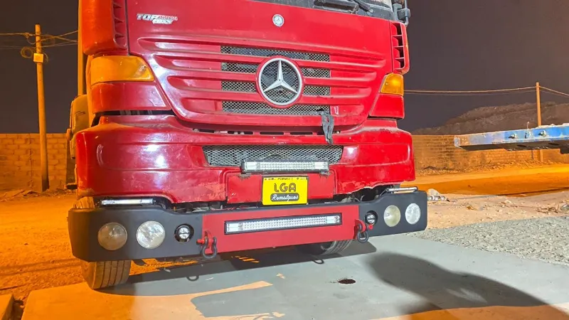 Camión Mercedes-Benz rojo con bumper frontal metálico