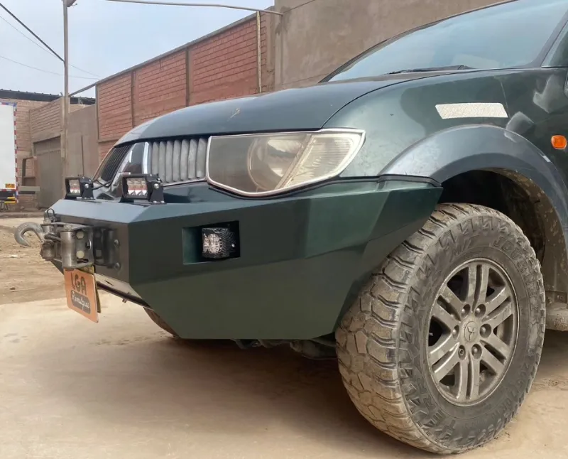 Mitsubishi L200 verde con bumper frontal metálico