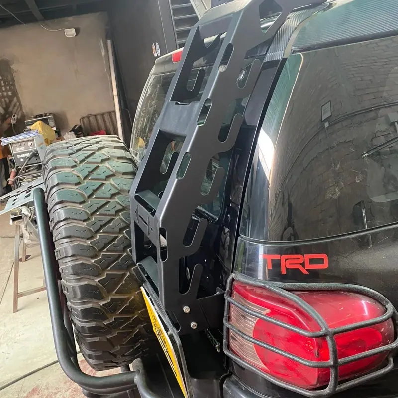 Escalera metálica y portallanta en la parte posterior de un Toyota FJ