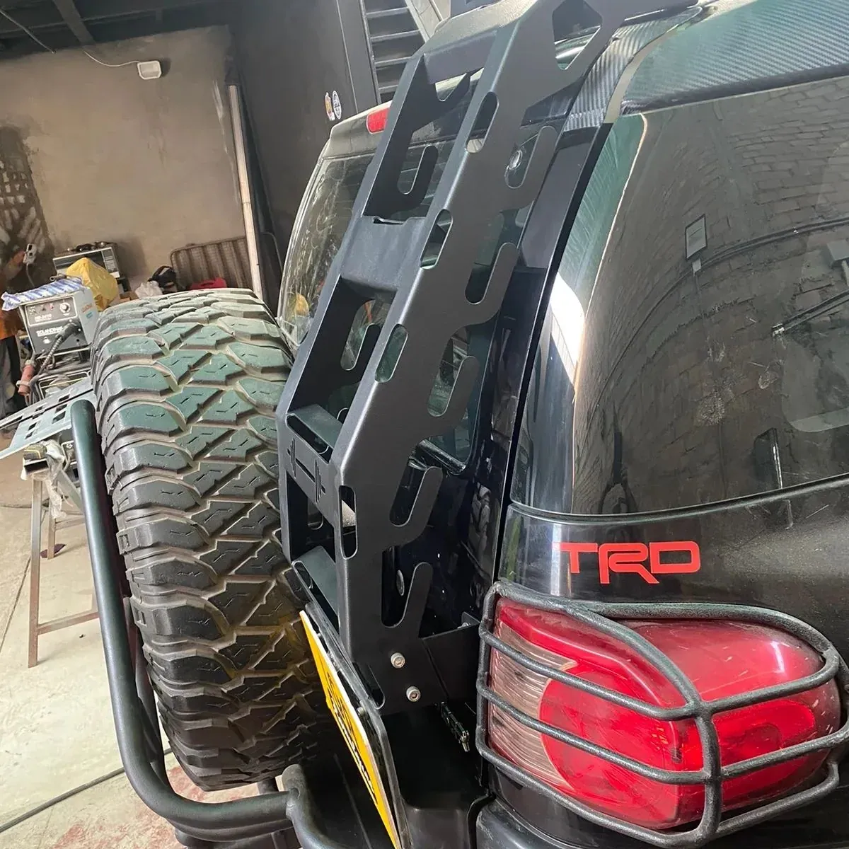Detalle de portallanta y escalera en un vehículo 4x4