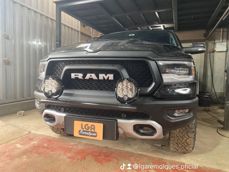 RAM 1500 negra con faros auxiliares redondos