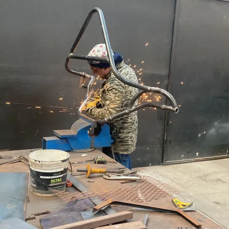 Técnico de LGA cortando una estructura tubular