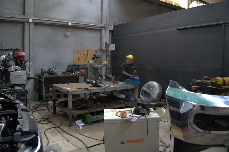 Vista del taller de LGA con mesas de trabajo y soldadoras