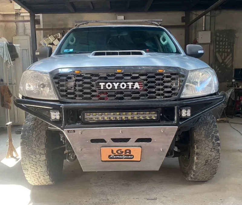 Toyota Hilux con patín de aluminio bajo el bumper