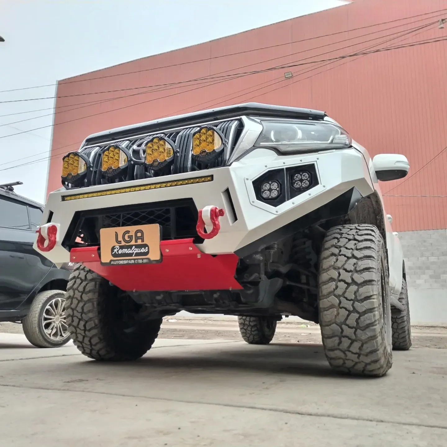 Toyota Prado con bumper frontal y protección inferior