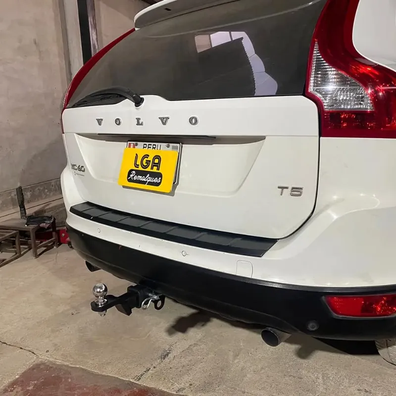 Volvo XC60 blanco con tiro de remolque instalado